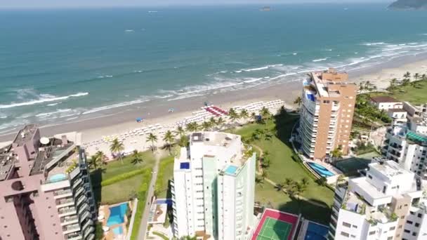 Luchtfoto van Riviera Sao Luiz Beach in Sao Paulo, Brazilië — Stockvideo