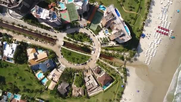 Luftaufnahme eines Kreisverkehrs in Riviera Beach, Brasilien per Drohne — Stockvideo