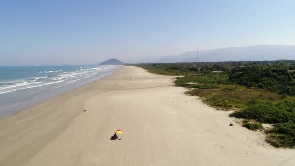 Luchtfoto van Boraceia Beach, Sao Paulo, Brazilië — Stockvideo