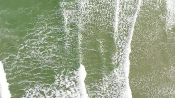 Vista superior de ondas em uma praia — Vídeo de Stock