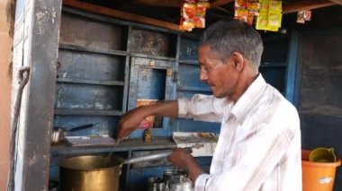 Adam Chai dükkânının Jaipur, Hindistan cadde boyunca üzerinden hazırlanması