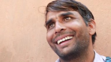 Orta yetişkin Hint portresi kapatın