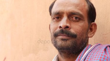 Orta yetişkin Hint portresi kapatın