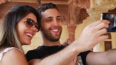 Bir selfie Amber Fort, Jaipur, Hindistan çekici çift