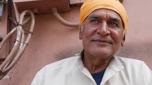 Idősebb indiai férfi portréja — Stock videók