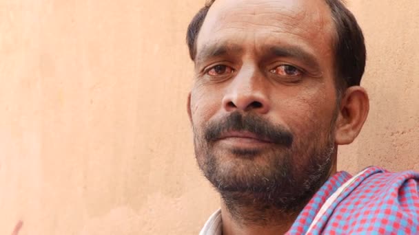중간 성인 인도의 초상화를 닫습니다 — 비디오