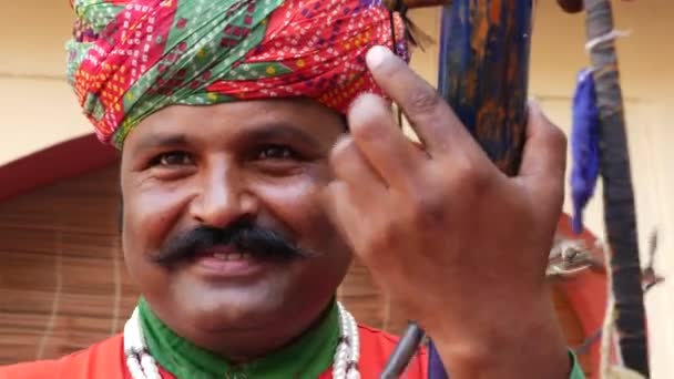 Músico tocando música tradicional rajasthani en Jaipur, Rajastán, India — Vídeo de stock