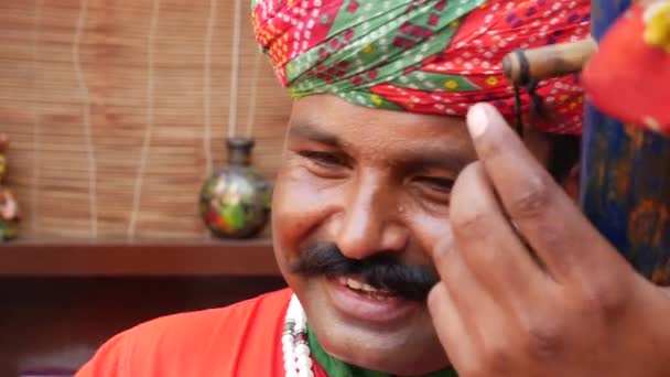 Musician playing traditional rajasthani music in Jaipur, Rajasthan, India — Stock Video