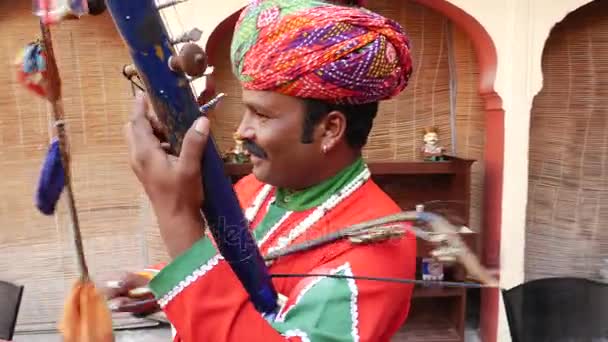Hudebník hraje tradiční rajasthani hudbu v Džajpur, Rádžasthán, Indie — Stock video