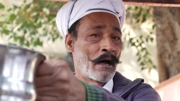 Vendedor de leche en Jaipur, India — Vídeo de stock