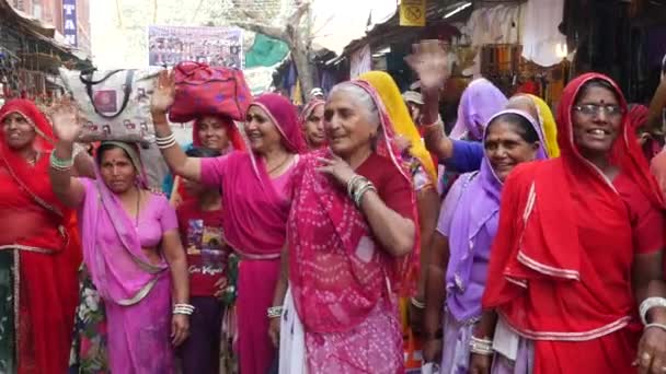 PUSHKAR, ÍNDIA - CIRCA NOVEMBRO 2016: Mulheres indianas vão ao ritual sagrado em Pushkar, Índia — Vídeo de Stock