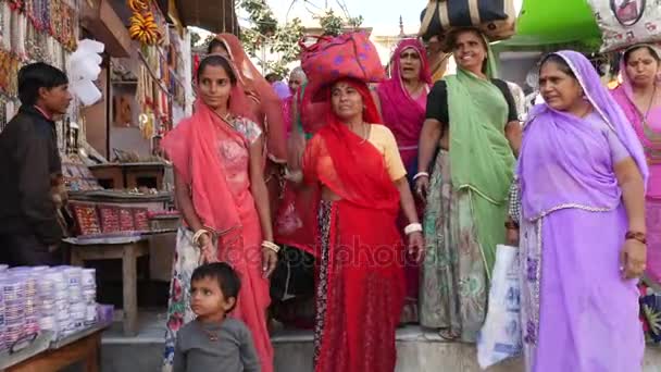 PUSHKAR, ÍNDIA - CIRCA NOVEMBRO 2016: Mulheres indianas vão ao ritual sagrado em Pushkar, Índia — Vídeo de Stock