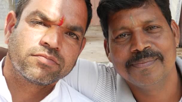 Indische freunde in pushkar, indien — Stockvideo