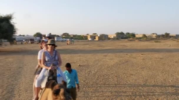 JAISALMER, INDIA - CIRCA NOVIEMBRE 2016: Turistas montan un camello en Jaisalmer, India — Vídeo de stock
