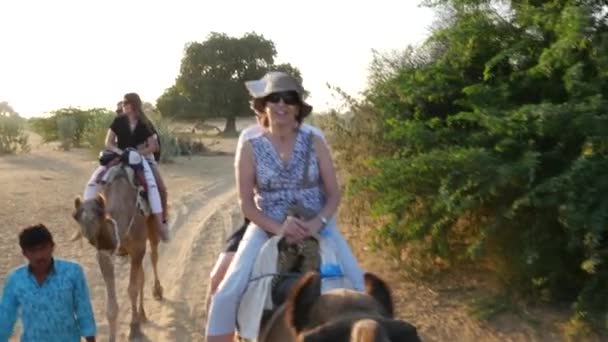 Jaisalmer, India - Circa November 2016: Toeristen rijden een kameel in Jaisalmer, India — Stockvideo