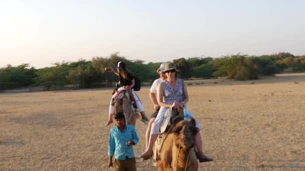 JAISALMER, INDIA - CIRCA NOVEMBER 2016: Tourrists ride a Camel in Jaisalmer, India — стоковое видео