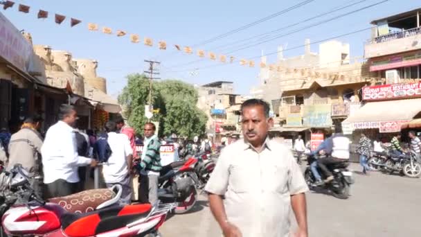Jaisalmer, Indie - cca listopadu 2016: Jaisalmer ulice v Rajasthan, Indie — Stock video