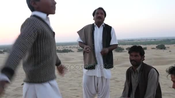 JAISALMER, INDIA - CIRCA NOVEMBER 2016: Musicians in Jaisalmer Desert, India — Stock Video