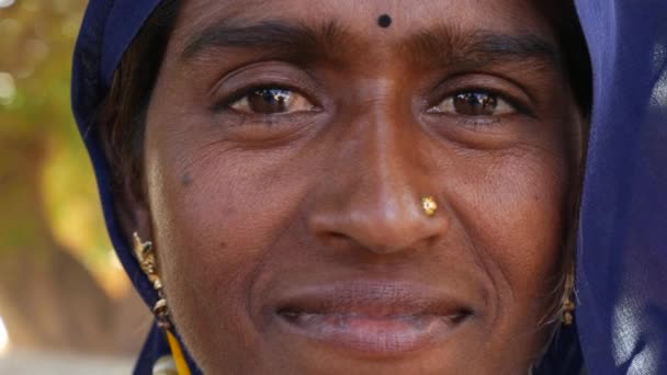 Ззовні жінка з індіану. — стокове відео