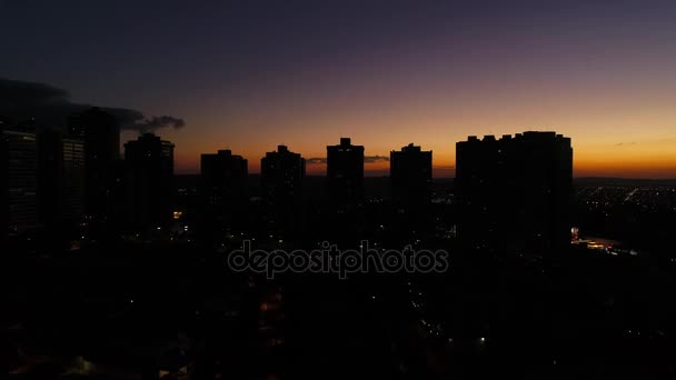 Puesta de sol detrás de City Skyline - Siluetas — Vídeos de Stock