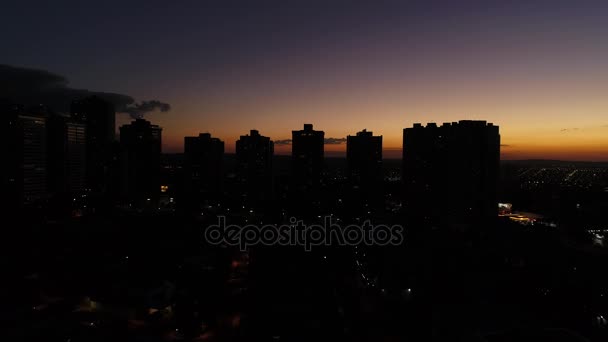 Solnedgången bakom stadens silhuett - silhuetter — Stockvideo