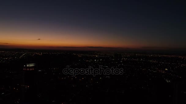 Sonnenuntergang hinter der Skyline der Stadt - Silhouetten — Stockvideo