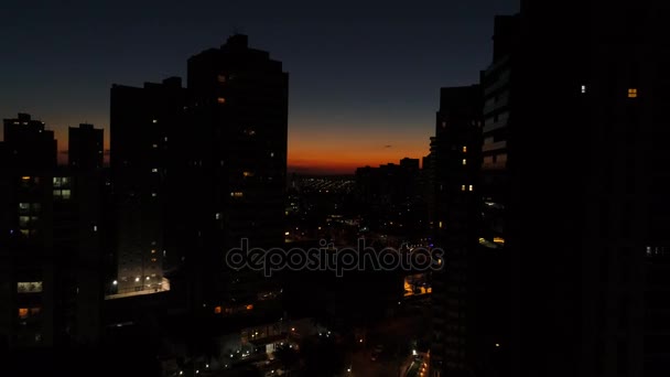 Puesta de sol detrás de City Skyline - Siluetas — Vídeos de Stock