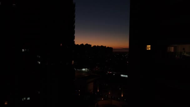 Západ slunce za městské panorama - siluety — Stock video