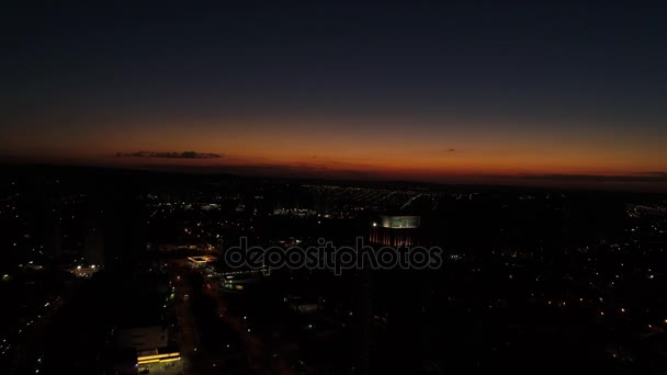 Zachód słońca za panoramę miasta - sylwetki — Wideo stockowe