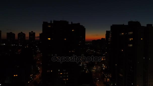 Zonsondergang achter de Skyline van de stad - silhouetten — Stockvideo