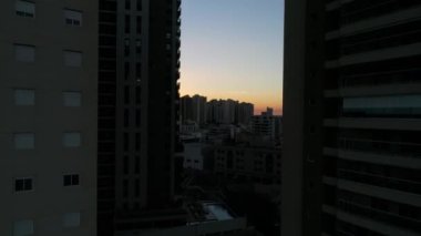 Uçan üzerinden günbatımı Ribeirao Preto City, Sao Paulo, Brezilya