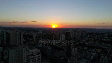 Uçan üzerinden günbatımı Ribeirao Preto City, Sao Paulo, Brezilya