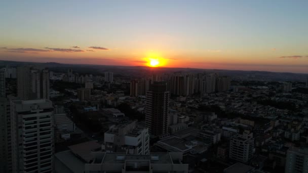 Uçan üzerinden günbatımı Ribeirao Preto City, Sao Paulo, Brezilya — Stok video