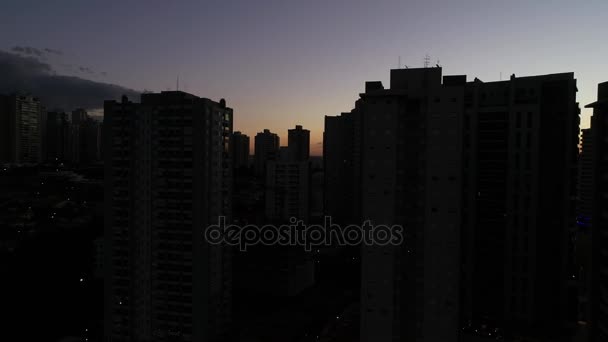 Silhouette di edifici residenziali a Ribeirao Preto, Brasile di Drone — Video Stock