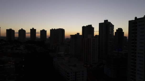 Silhouette di edifici residenziali a Ribeirao Preto, Brasile di Drone — Video Stock