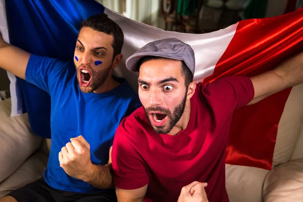 Amigos franceses comemorando com a França Bandeira — Fotografia de Stock