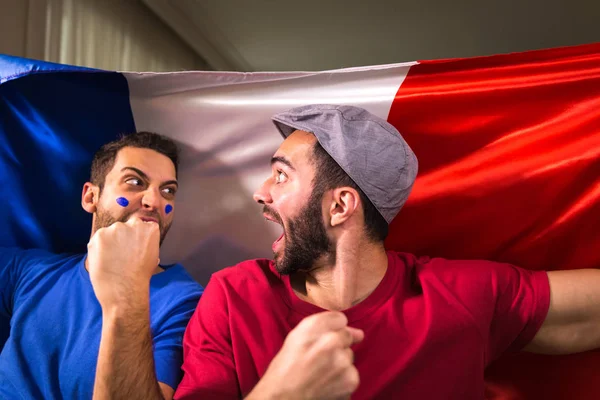 Amis français célébrant avec le drapeau de la France — Photo