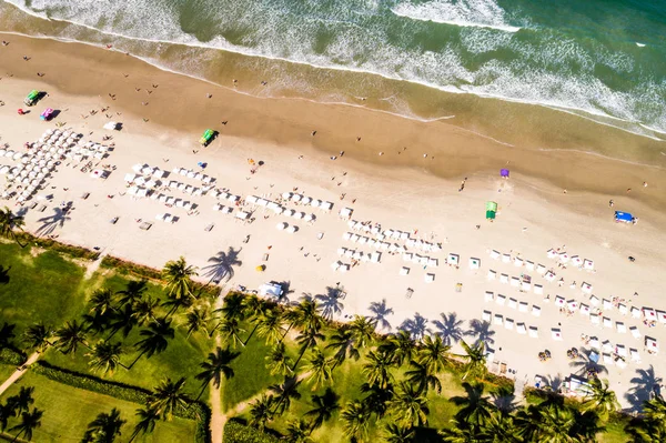 Vista superior de uma praia por Drone — Fotografia de Stock