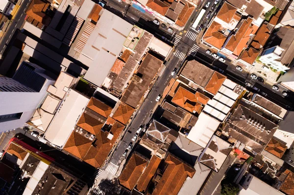 Vista superior de las calles de una ciudad por Drone — Foto de Stock