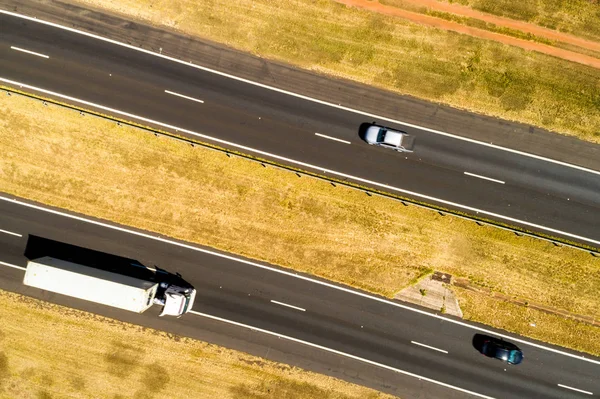 Bovenaanzicht van een snelweg in landelijk gebied — Stockfoto