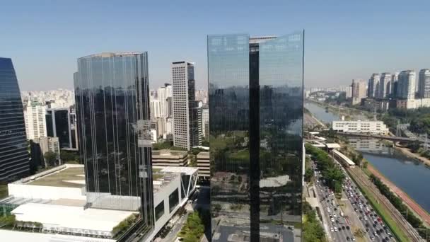 Вид с воздуха на маргинальный Пиньейрос в Сан-Паулу, Бразилия — стоковое видео