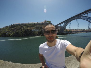 Porto, Portekiz bir Selfie alarak genç Gezgin