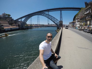 Porto, Portekiz bir Selfie alarak genç Gezgin