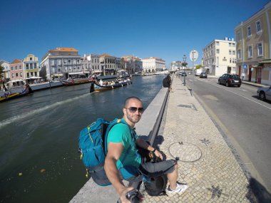Genç gezgin bir Selfie alarak Aveiro, Portekiz
