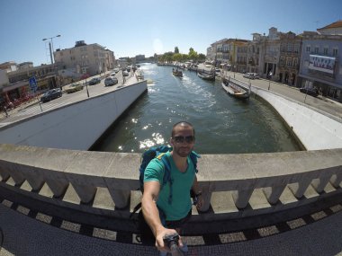 Genç gezgin bir Selfie alarak Aveiro, Portekiz