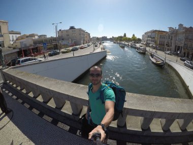 Genç gezgin bir Selfie alarak Aveiro, Portekiz