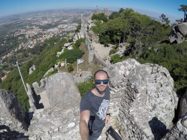 Sintra, Portekiz'de bir Selfie alarak genç Gezgin