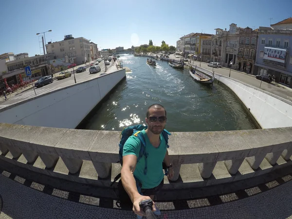 Genç gezgin bir Selfie alarak Aveiro, Portekiz