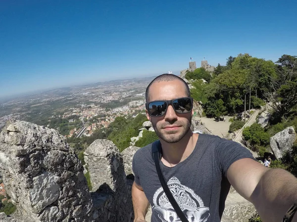 Jonge reiziger een Selfie nemen in Sintra, Portugal — Stockfoto