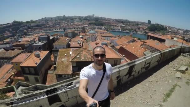 Unga resande tar en Selfie i Porto, Portugal — Stockvideo
